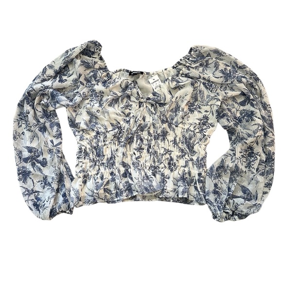 NWT! Express Blue & White Floral Pleated Blouse w/ Gold Detail in size Medium - Picture 5 of 7